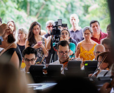 Orquestra Sinfônica do Paraná lota vão-livre do MON em concerto comemorativo gratuito