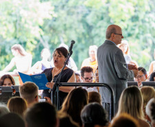 Orquestra Sinfônica do Paraná lota vão-livre do MON em concerto comemorativo gratuito