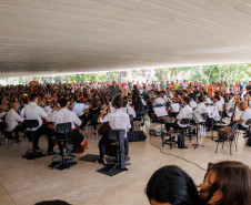 Orquestra Sinfônica do Paraná lota vão-livre do MON em concerto comemorativo gratuito