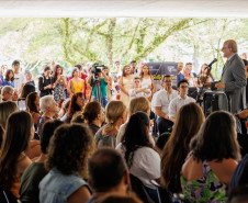 Orquestra Sinfônica do Paraná lota vão-livre do MON em concerto comemorativo gratuito