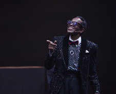 Teatro Guaíra recebe espetáculo que apresenta trajetória de Ray Charles