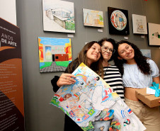 Alunas do Centro Juvenil de Artes Plásticas recebem prêmio de concurso internacional