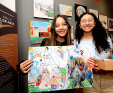 Alunas do Centro Juvenil de Artes Plásticas recebem prêmio de concurso internacional