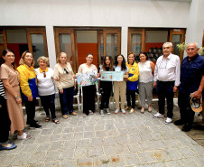 Alunas do Centro Juvenil de Artes Plásticas recebem prêmio de concurso internacional
