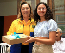 Alunas do Centro Juvenil de Artes Plásticas recebem prêmio de concurso internacional