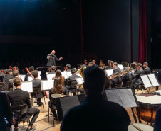 Teatro Guaíra recebe Orquestra Novva de Curitiba e Simone Leitão nesta quinta-feira