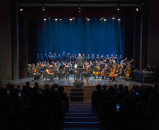 Teatro Guaíra recebe Orquestra Novva de Curitiba e Simone Leitão nesta quinta-feira