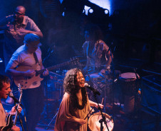 A cantora Thayana Barbosa encerra a temporada do projeto Toda Pele no palco do Teatro José Maria Santos 