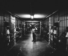 Exposição “Desse Lado do Muro” abre as portas do antigo Centro de Triagem em Curitiba