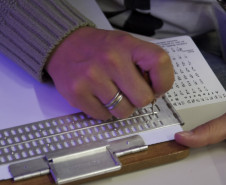 Biblioteca Pública do Paraná (BPP) - Curso de Braille A Seção Braille oferece o curso gratuito de leitura e escrita em código Braille, com o professor Anastácio Panfilo Braga.