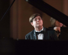 Orquestra Sinfônica do Paraná se apresenta neste domingo no Guairão com regência de José Soares e participação do pianista Estefan Iatcekiw