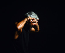 Espetáculo "Ilíada em Libras – Canto I" é apresentado em cinco cidades do Paraná com sessões gratuitas e acessíveis