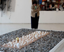 Também em exposição no MAC no MON, a artista Guita Soifer apresenta "A Trama Intrincada do Tempo", que traz pinturas, esculturas, fotografias, gravuras, vídeos e instalações explorando o tempo, a memória e as transformações da matéria, sob curadoria de Agnaldo Farias.
