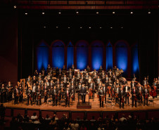 Maestro holandês Vincent de Kort rege a Orquestra Sinfônica do Paraná em concerto neste domingo