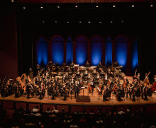 Maestro holandês Vincent de Kort rege a Orquestra Sinfônica do Paraná em concerto neste domingo
