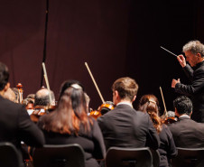 Com regência do holandês Vincent de Kort, Orquestra Sinfônica do Paraná lota Guairão