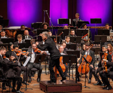 Com regência do holandês Vincent de Kort, Orquestra Sinfônica do Paraná lota Guairão