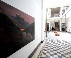 Na sede Adalice Araújo, a mostra "Somos Este Tipo de Gente" reúne obras de Adão, Francis Rodrigues, Hugo Mendes, Lígia Borba, Livia Fontana, Toni Graton, Glauco Menta e Vaguelis Silva, com curadoria de Emerson Persona e que evidenciam a diversidade e as diferentes poéticas da arte contemporânea.