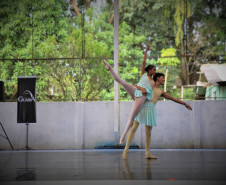 Escola de Dança Teatro Guaíra encanta 750 alunos em apresentação em colégio