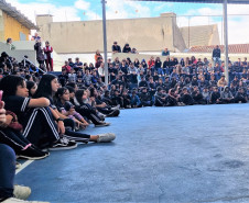 Escola de Dança Teatro Guaíra encanta 750 alunos em apresentação em colégio
