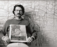 Nova exposição do MAC Paraná celebra os 80 anos do artista Rogério Dias