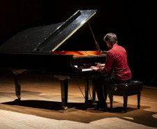 Rock ao Piano celebra os 50 anos dos clássicos de 1975 no Guairinha