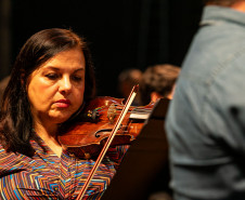 Casal, irmãos e aprendizado de gerações: os bastidores da Orquestra Sinfônica do Paraná