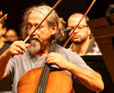 Casal, irmãos e aprendizado de gerações: os bastidores da Orquestra Sinfônica do Paraná