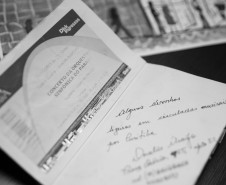 Doralice Araújo acompanha os concertos da Orquestra Sinfônica do Paraná há mais de 30 anos; na última década, passou a transformar essa paixão em arte.