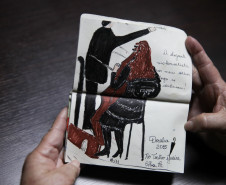 Doralice Araújo acompanha os concertos da Orquestra Sinfônica do Paraná há mais de 30 anos; na última década, passou a transformar essa paixão em arte.