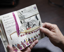 Doralice Araújo acompanha os concertos da Orquestra Sinfônica do Paraná há mais de 30 anos; na última década, passou a transformar essa paixão em arte.