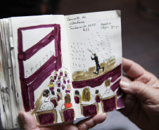 Doralice Araújo acompanha os concertos da Orquestra Sinfônica do Paraná há mais de 30 anos; na última década, passou a transformar essa paixão em arte.
