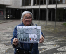 Doralice Araújo acompanha os concertos da Orquestra Sinfônica do Paraná há mais de 30 anos; na última década, passou a transformar essa paixão em arte.