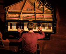 Rock ao Piano celebra os 50 anos dos clássicos de 1975 no Guairinha