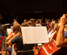 Casal, irmãos e aprendizado de gerações: os bastidores da Orquestra Sinfônica do Paraná