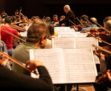 Casal, irmãos e aprendizado de gerações: os bastidores da Orquestra Sinfônica do Paraná