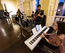Eva Jospin no MON, Armandinho e tributos a Dalton Trevisan marcam a agenda cultural