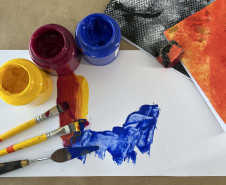 MON promove oficina de pintura com o artista Ronald Simon