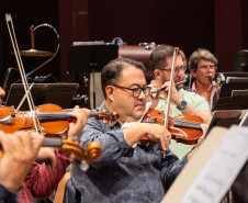 Casal, irmãos e aprendizado de gerações: os bastidores da Orquestra Sinfônica do Paraná