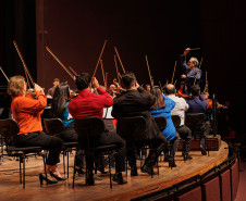 Orquestra Sinfônica encanta plateia lotada do Guaíra com repertório dos Beatles
