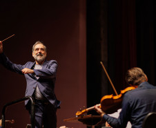 Orquestra Sinfônica encanta plateia lotada do Guaíra com repertório dos Beatles