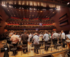 Orquestra Sinfônica encanta plateia lotada do Guaíra com repertório dos Beatles