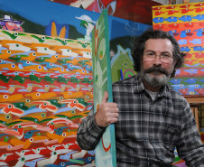 Nova exposição do MAC Paraná celebra os 80 anos do artista Rogério Dias