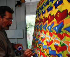 Nova exposição do MAC Paraná celebra os 80 anos do artista Rogério Dias