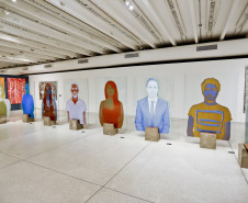 Exposição do artista Alex Flemming fica em cartaz até domingo no MON