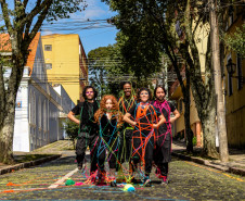Trio Elétrico de Teatro estreia “Desfile de la Libertad” em maio  com apresentações gratuitas em praças do Paraná