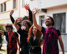 Trio Elétrico de Teatro estreia “Desfile de la Libertad” em maio  com apresentações gratuitas em praças do Paraná