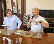Academia Paranaense de Letras recebe diretores do Centro Cultural Teatro Guaira para apresentação do livro dos 140 anos