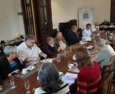 Academia Paranaense de Letras recebe diretores do Centro Cultural Teatro Guaira para apresentação do livro dos 140 anos