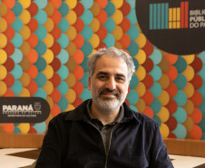 Escritor do Paraná apresenta Dalton Trevisan sem folclores e Curitiba imaginária em biografia